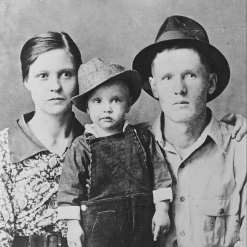 2-year-old Elvis, Monroe with soldiers and other rare archival photos of stars 2-year-old Elvis, Monroe with soldiers and other rare archival photos of stars