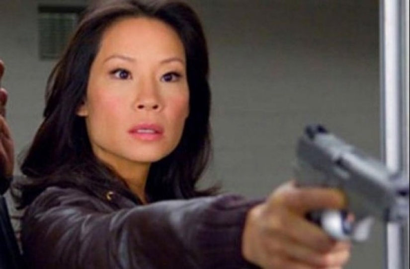20 chicas famosas con armas en sus manos