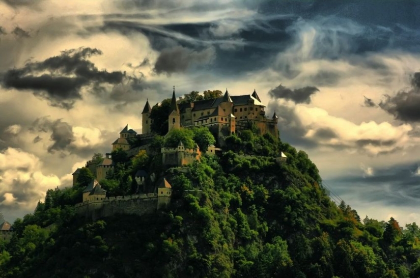 20 coolest castles in which you want to stay to live