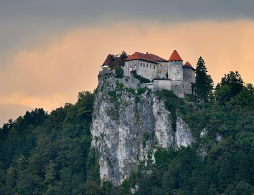 20 coolest castles in which you want to stay to live