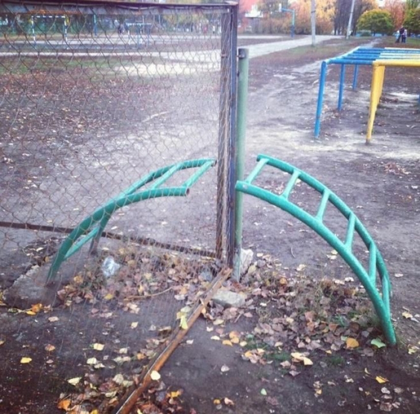 20 diseñadores que la pata del perro en la creación de sus "obras maestras" 20 diseñadores que la pata del perro en la creación de sus "obras maestras"