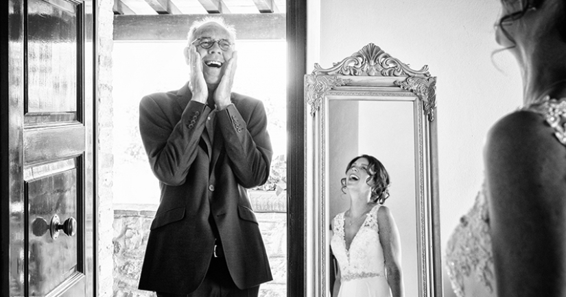 20 emotional photos, of parents first saw their daughters in wedding dresses