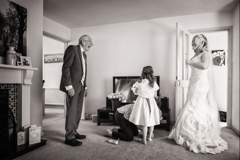 20 emotional photos, of parents first saw their daughters in wedding dresses