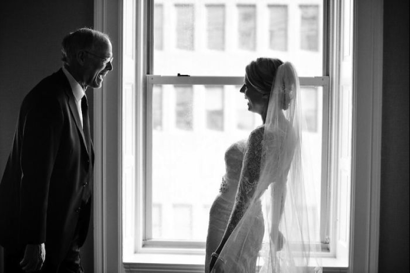 20 emotional photos, of parents first saw their daughters in wedding dresses