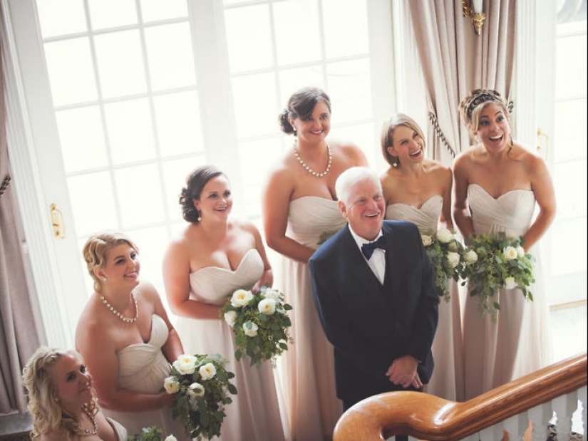 20 emotional photos, of parents first saw their daughters in wedding dresses
