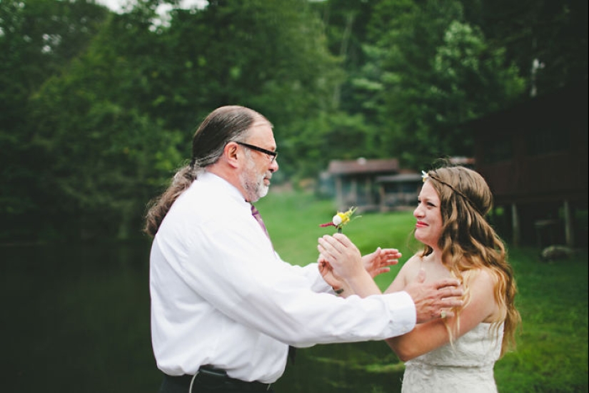 20 emotional photos, of parents first saw their daughters in wedding dresses