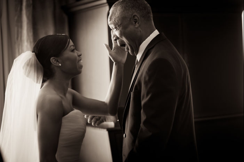 20 emotional photos, of parents first saw their daughters in wedding dresses