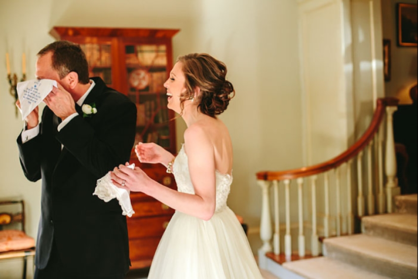 20 emotional photos, of parents first saw their daughters in wedding dresses