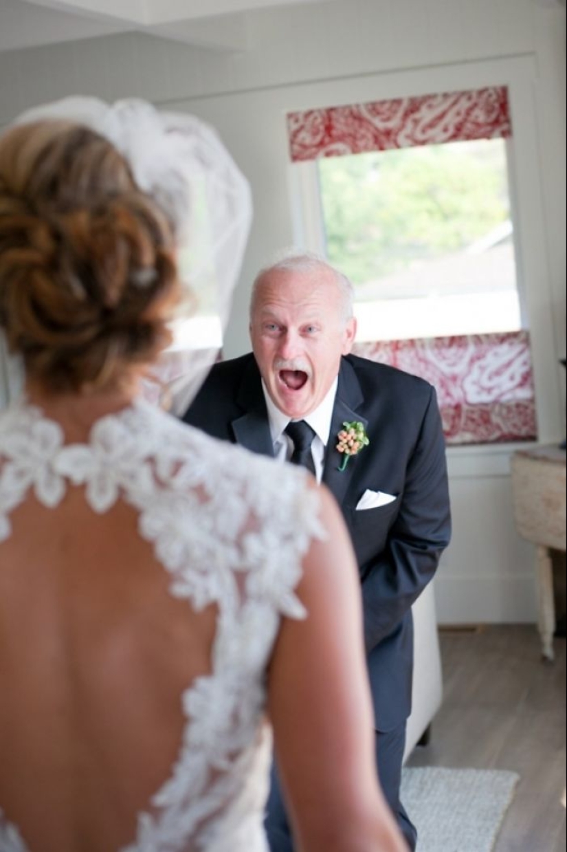 20 emotional photos, of parents first saw their daughters in wedding dresses
