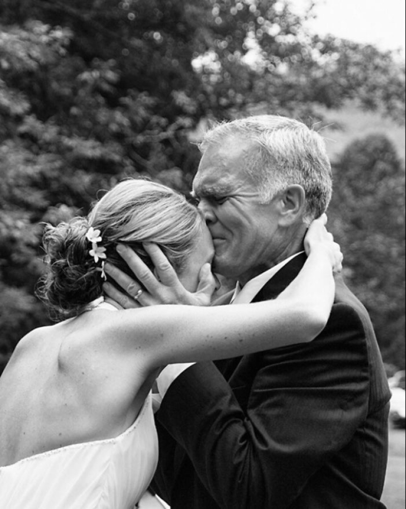 20 emotional photos, of parents first saw their daughters in wedding dresses