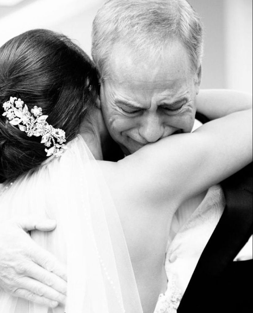 20 emotional photos, of parents first saw their daughters in wedding dresses