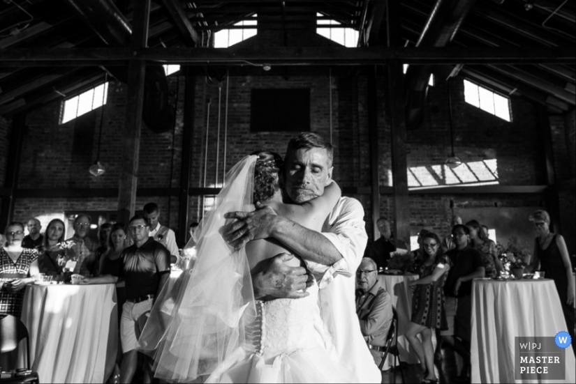 20 emotional photos, of parents first saw their daughters in wedding dresses