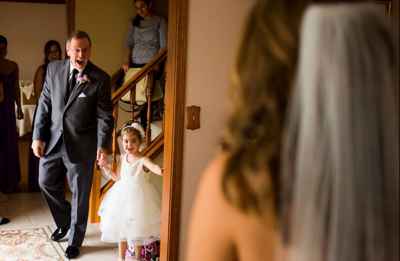 20 emotional photos, of parents first saw their daughters in wedding dresses