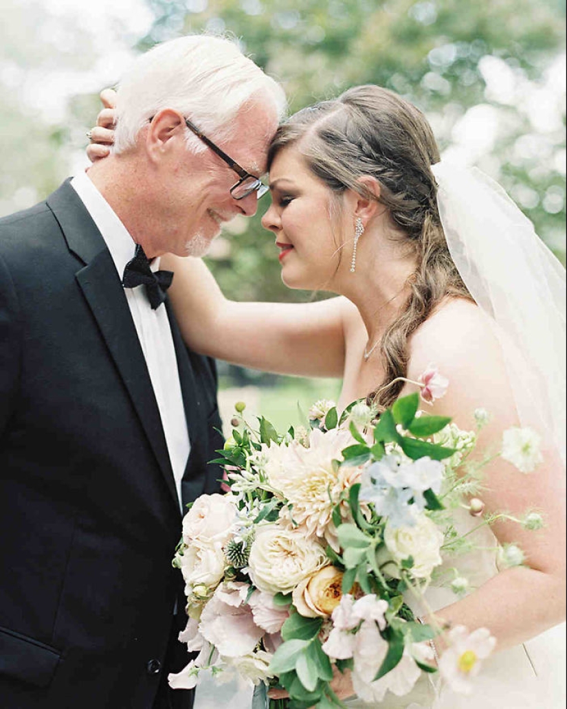 20 emotional photos, of parents first saw their daughters in wedding dresses