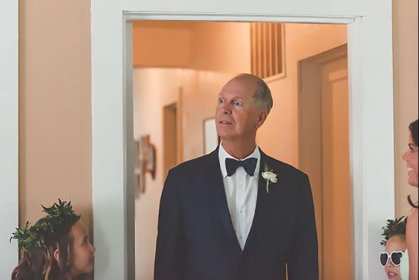20 emotional photos, of parents first saw their daughters in wedding dresses
