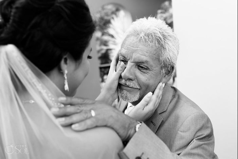 20 emotional photos, of parents first saw their daughters in wedding dresses