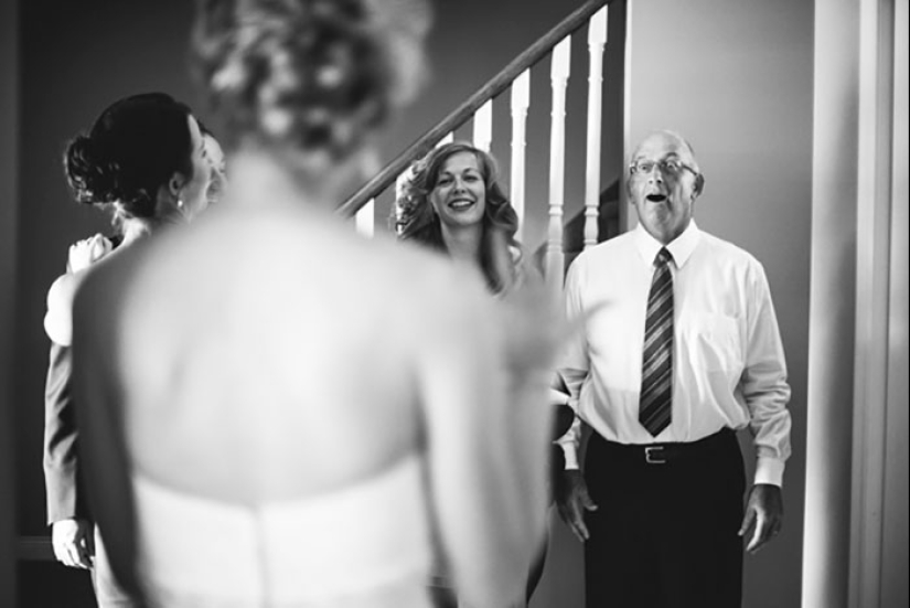 20 emotional photos, of parents first saw their daughters in wedding dresses