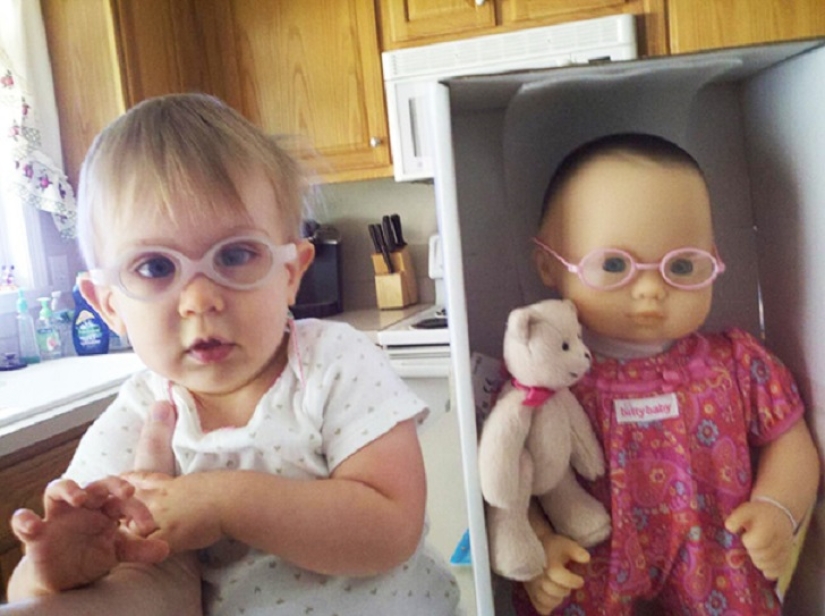 20 niños que se parecen exactamente a sus muñecas