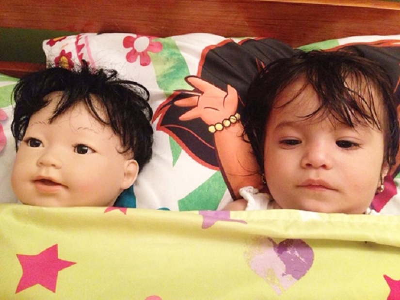 20 niños que se parecen exactamente a sus muñecas