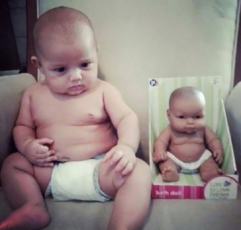 20 niños que se parecen exactamente a sus muñecas