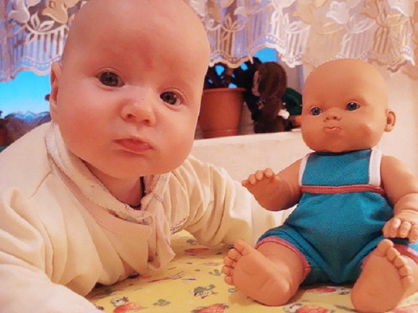 20 niños que se parecen exactamente a sus muñecas