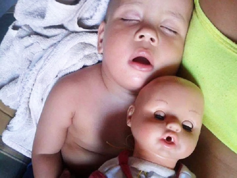 20 niños que se parecen exactamente a sus muñecas