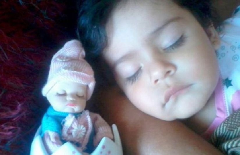 20 niños que se parecen exactamente a sus muñecas
