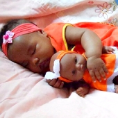 20 niños que se parecen exactamente a sus muñecas