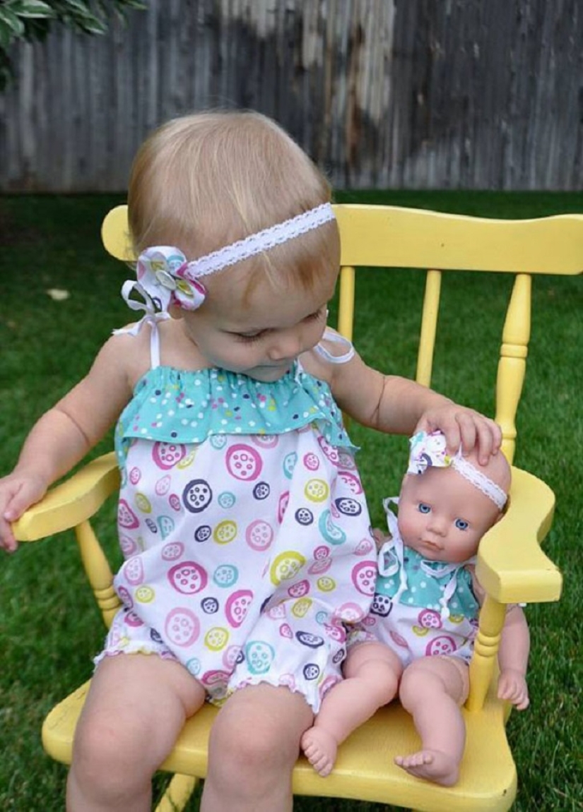 20 niños que se parecen exactamente a sus muñecas