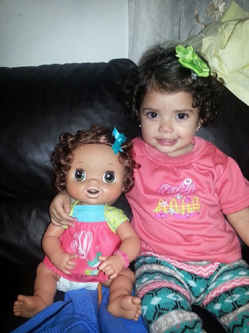 20 niños que se parecen exactamente a sus muñecas