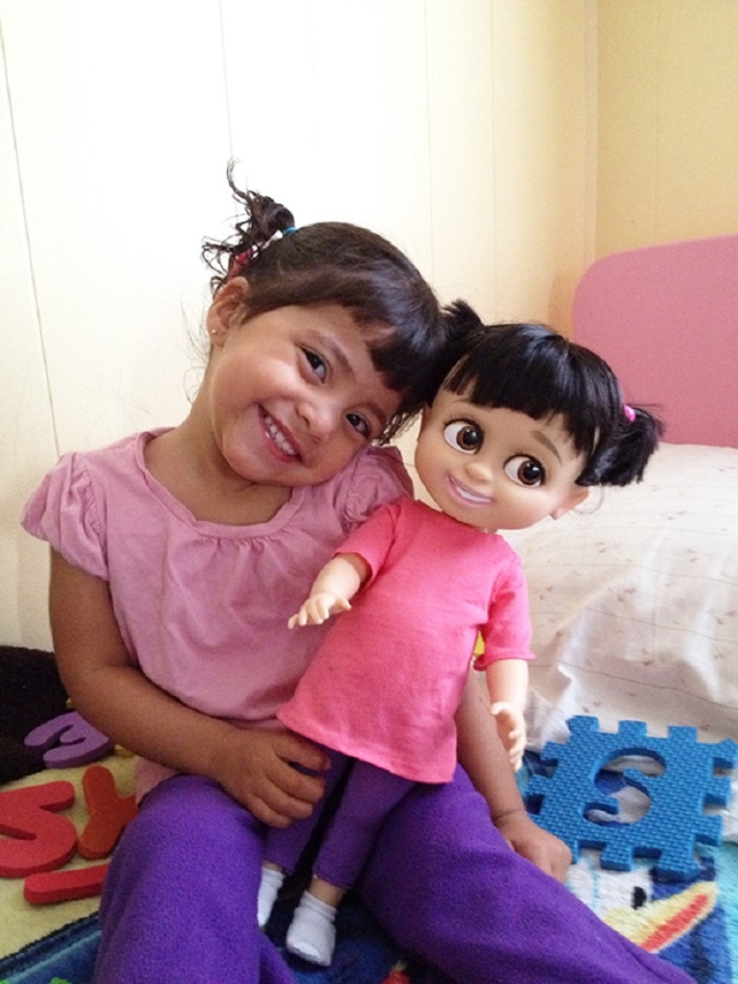 20 niños que se parecen exactamente a sus muñecas
