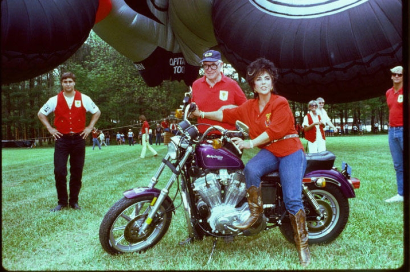 20 photos of celebrities of the twentieth century on motorcycles