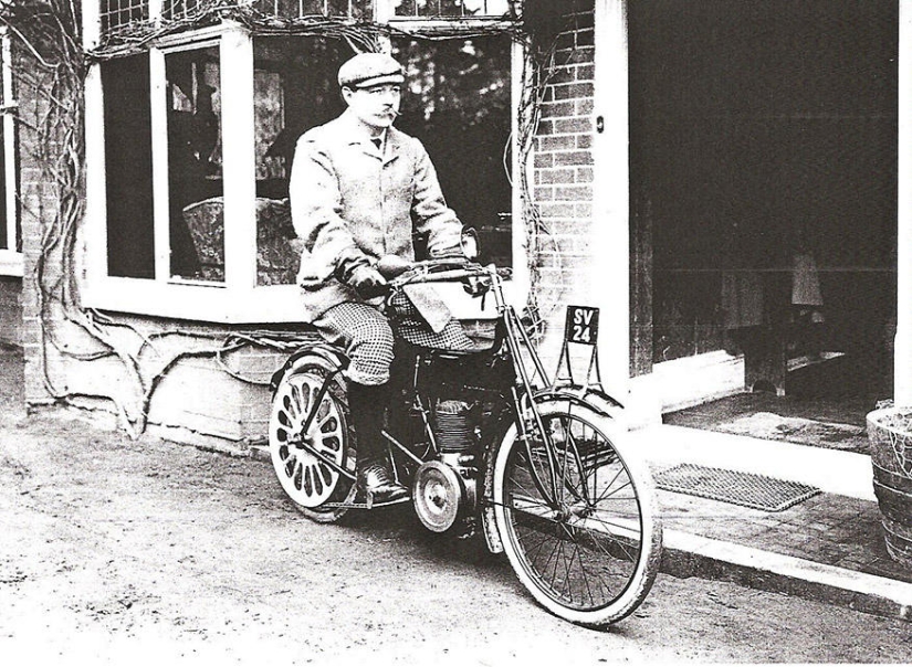 20 photos of celebrities of the twentieth century on motorcycles
