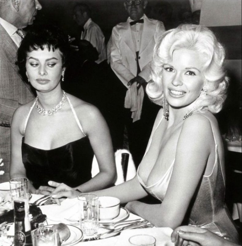 20 photos that showcase what a "female jealousy" 20 photos that showcase what a "female jealousy"