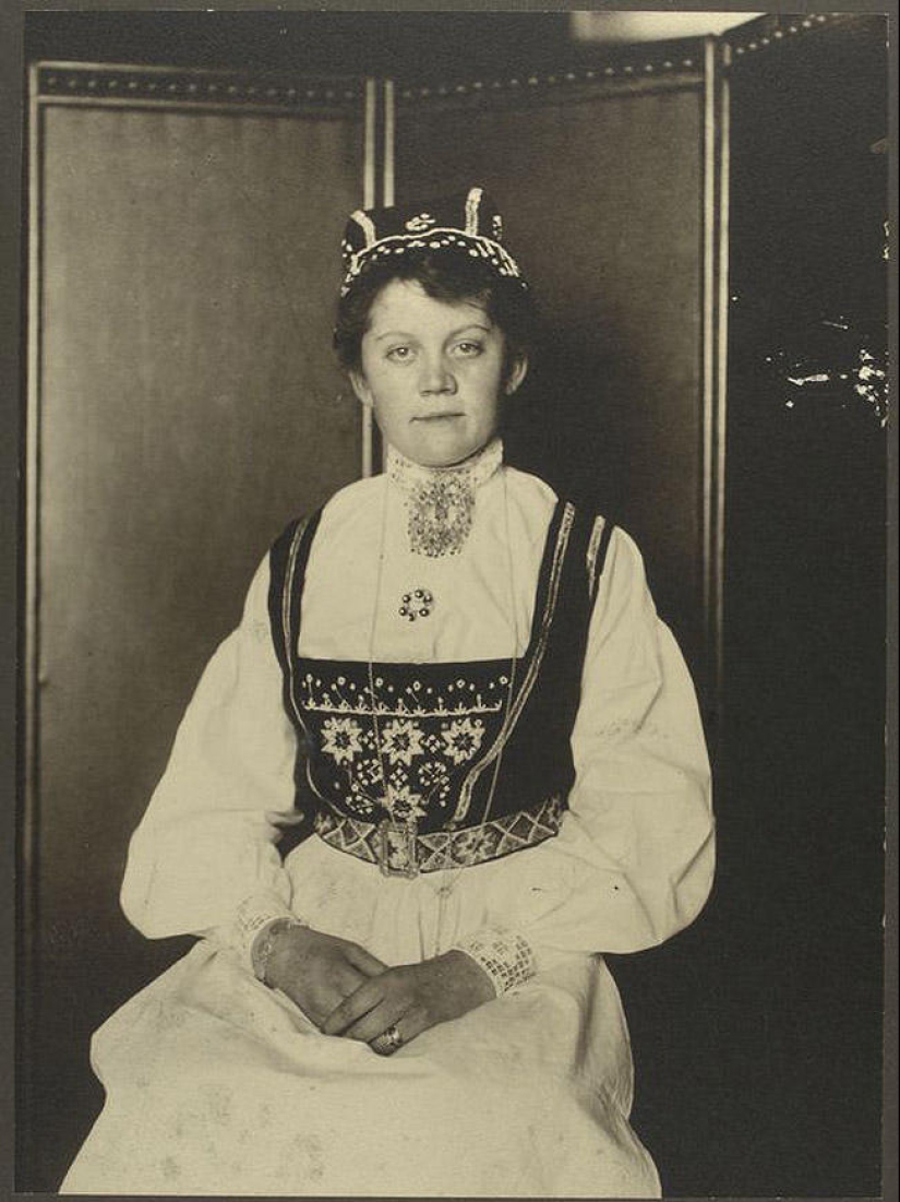 20 portraits of immigrants to America at the beginning of the last century