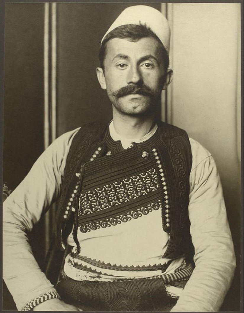 20 portraits of immigrants to America at the beginning of the last century
