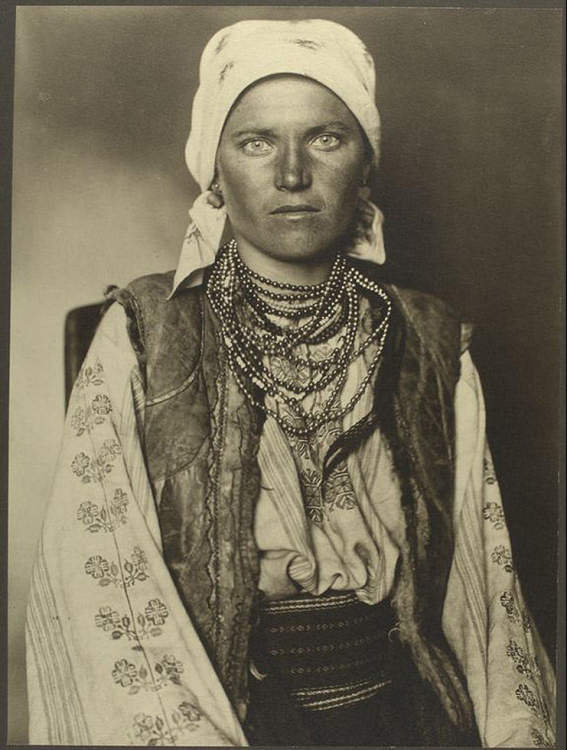 20 portraits of immigrants to America at the beginning of the last century
