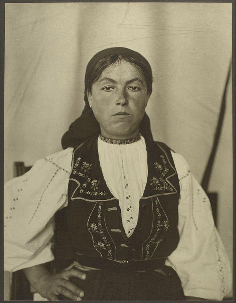 20 portraits of immigrants to America at the beginning of the last century