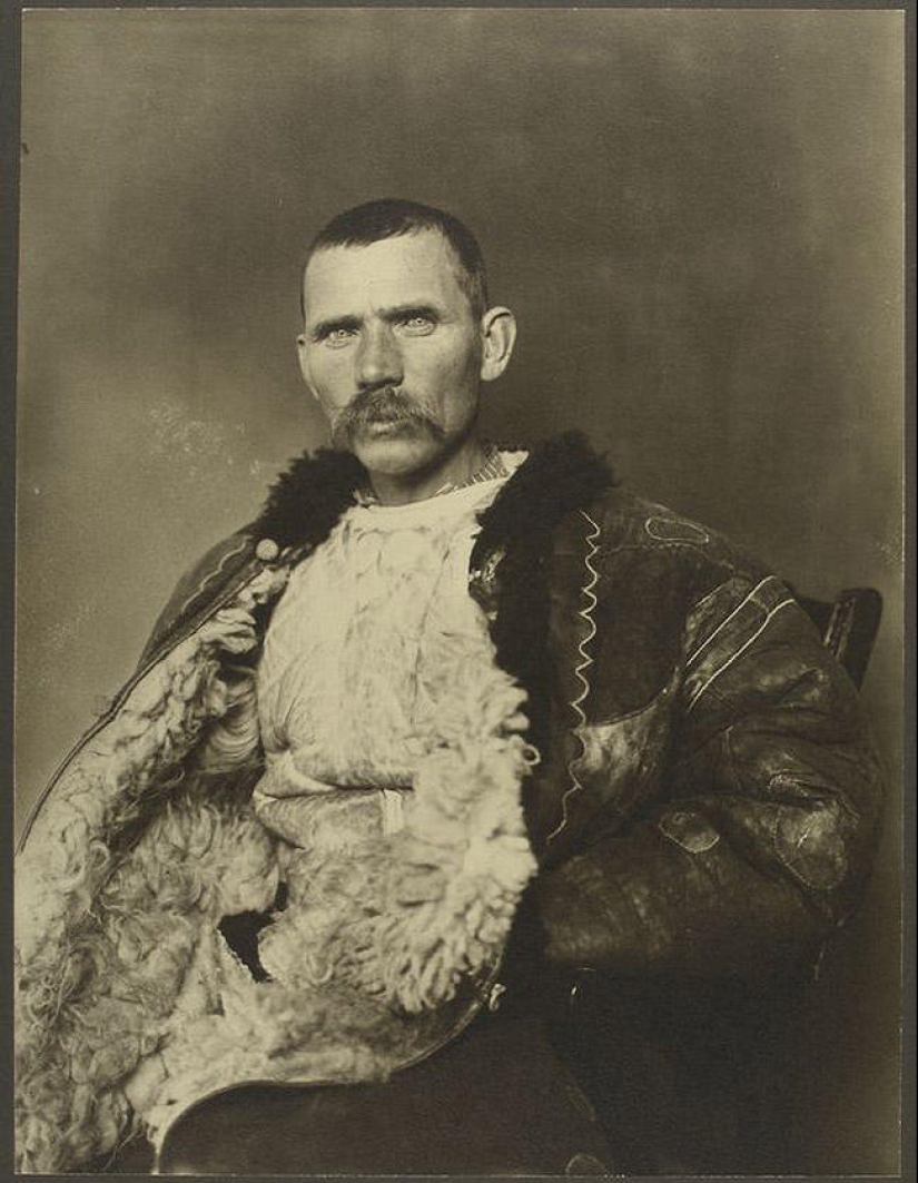 20 portraits of immigrants to America at the beginning of the last century