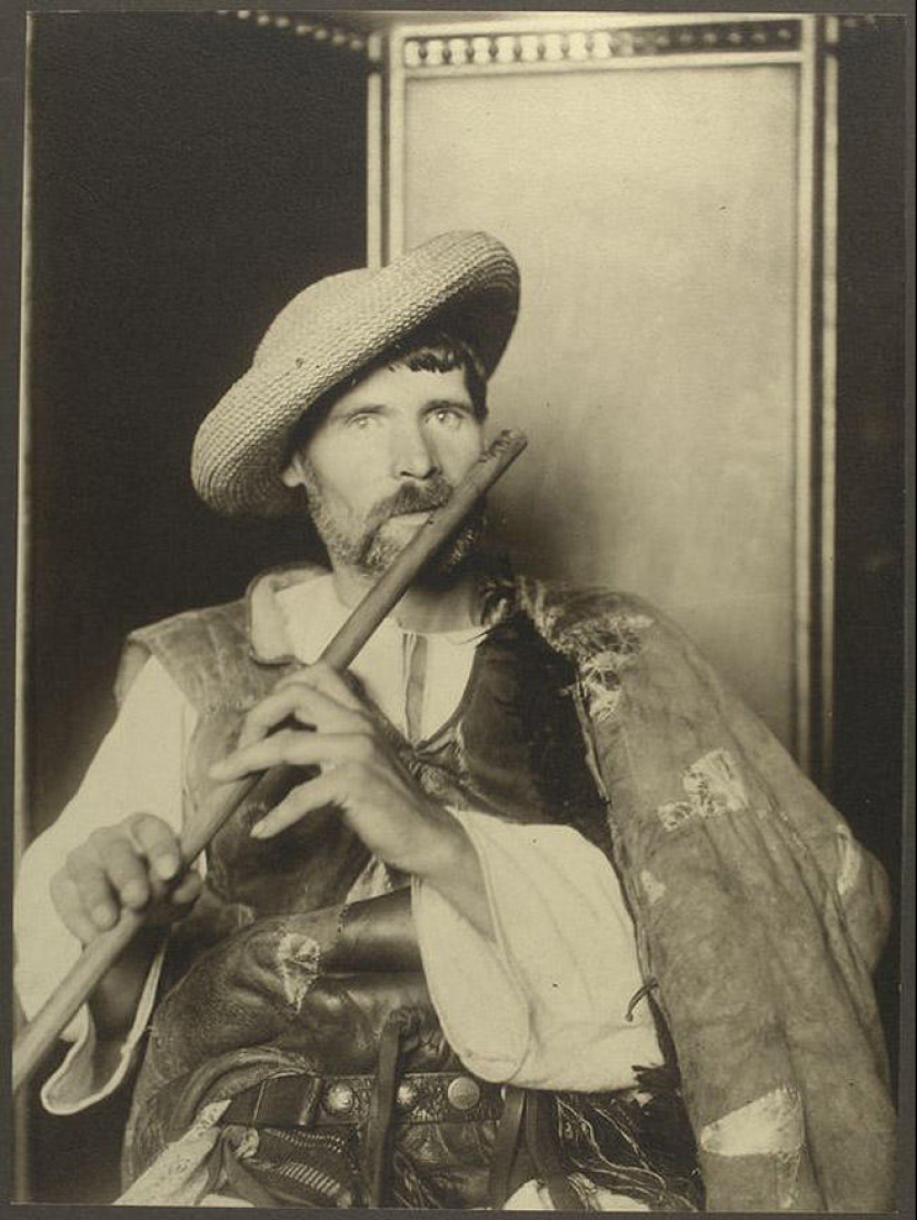 20 portraits of immigrants to America at the beginning of the last century