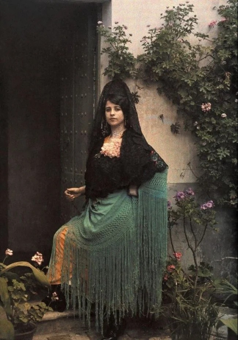20 vintage photos of brides in national wedding dresses