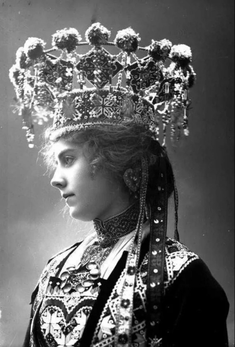 20 vintage photos of brides in national wedding dresses