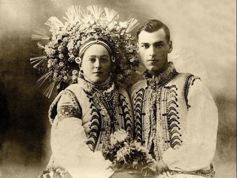 20 vintage photos of brides in national wedding dresses