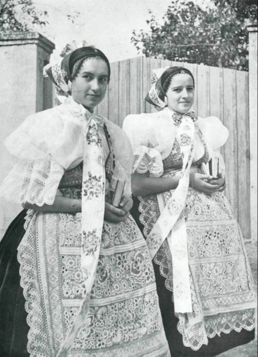 20 vintage photos of brides in national wedding dresses