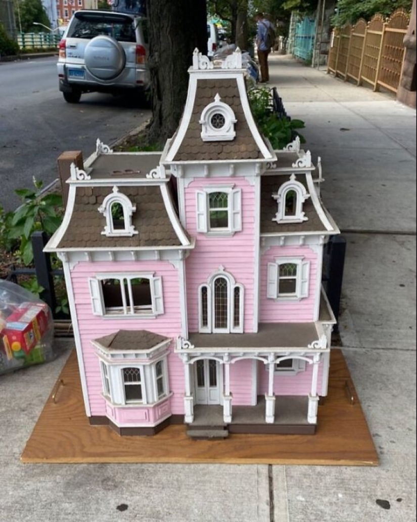 22 examples of how some people throw away and others find treasures right in the middle of the street 22 examples of how some people throw away and others find treasures right in the middle of the street