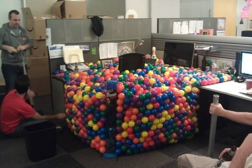 22 examples of the best office pranks and jokes 22 examples of the best office pranks and jokes