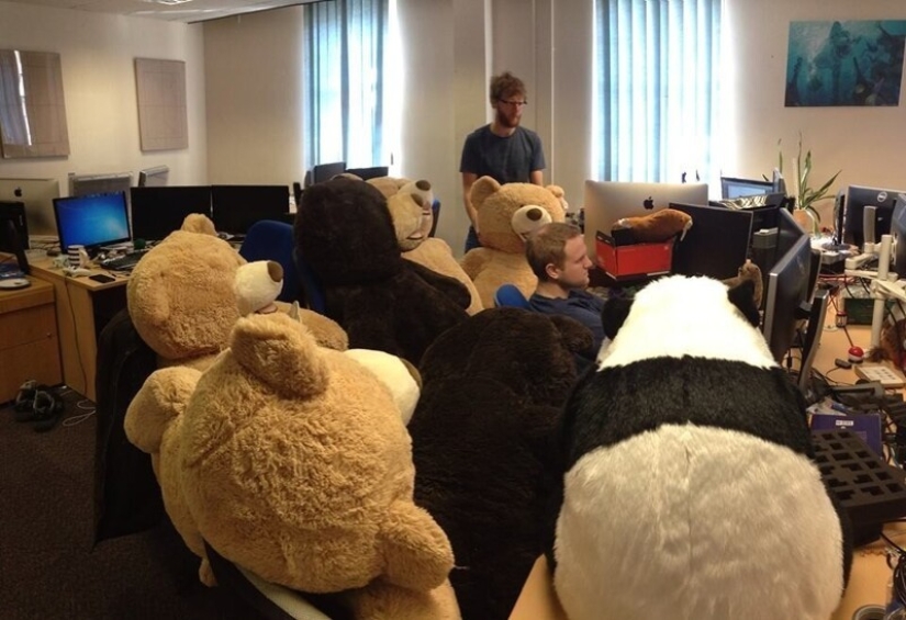 22 examples of the best office pranks and jokes 22 examples of the best office pranks and jokes