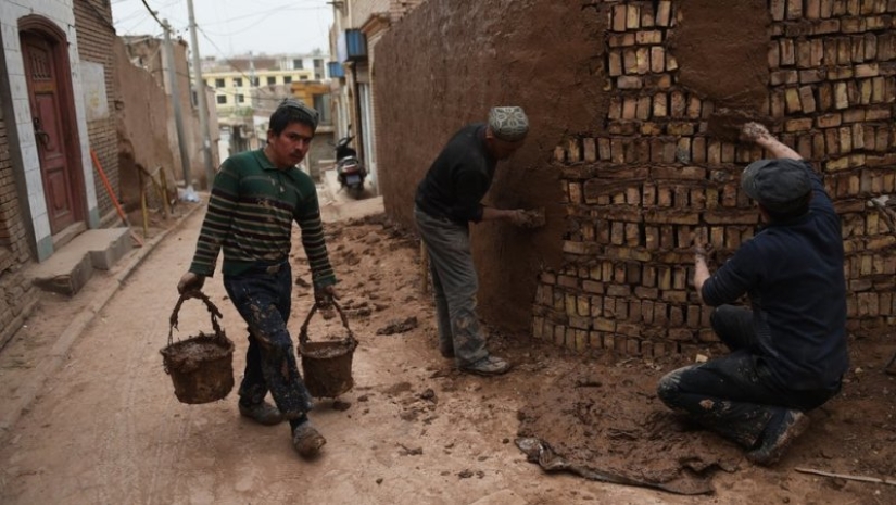 22 photographs of Chinese photographer Li Guang, who disappeared because of his beliefs