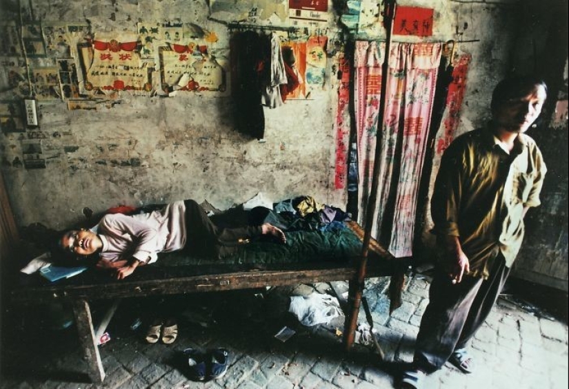 22 photographs of Chinese photographer Li Guang, who disappeared because of his beliefs