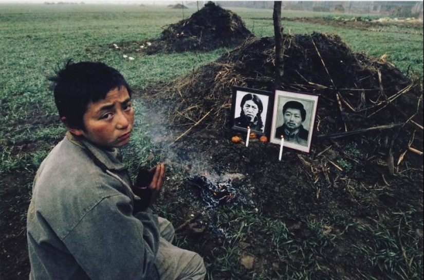 22 photographs of Chinese photographer Li Guang, who disappeared because of his beliefs